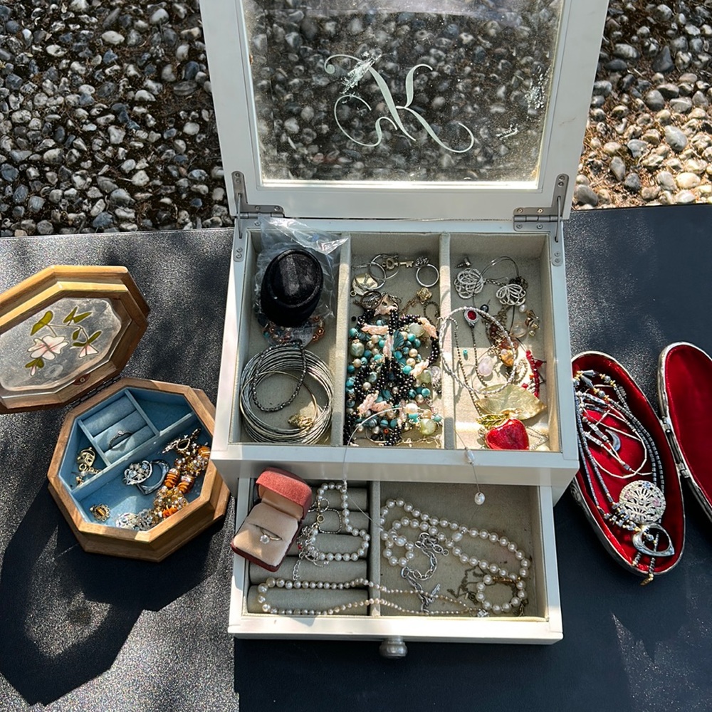 Costume jewelry lot! Lots of fun pieces! Rings, bracelets, necklaces and more!